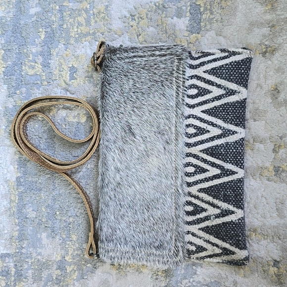 Myra Cross Body Bag or Clutch - Picture 2 of 13